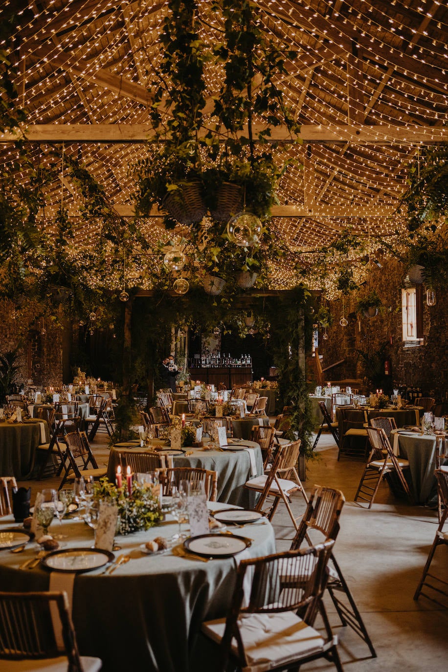 Fotos: June, la novia asturiana que se casó con una capa de 150 flores bordadas de Alicia Rueda