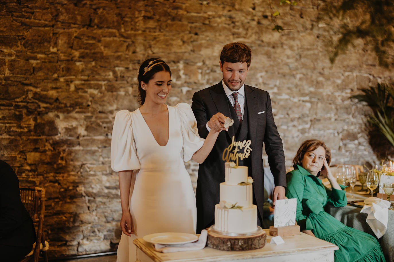 Fotos: June, la novia asturiana que se casó con una capa de 150 flores bordadas de Alicia Rueda