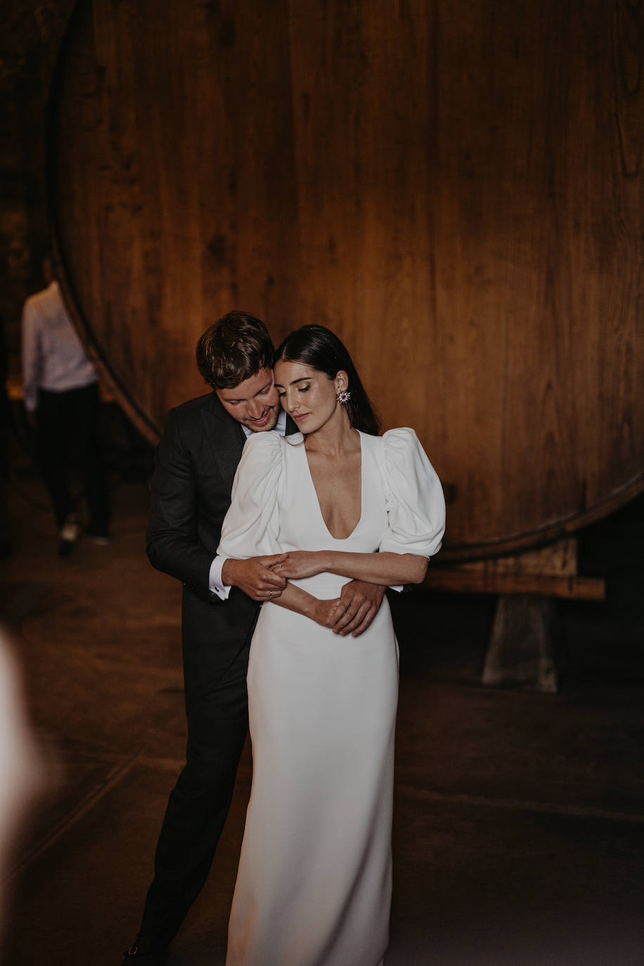 Fotos: June, la novia asturiana que se casó con una capa de 150 flores bordadas de Alicia Rueda