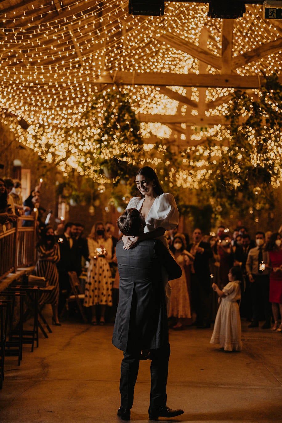 Fotos: June, la novia asturiana que se casó con una capa de 150 flores bordadas de Alicia Rueda