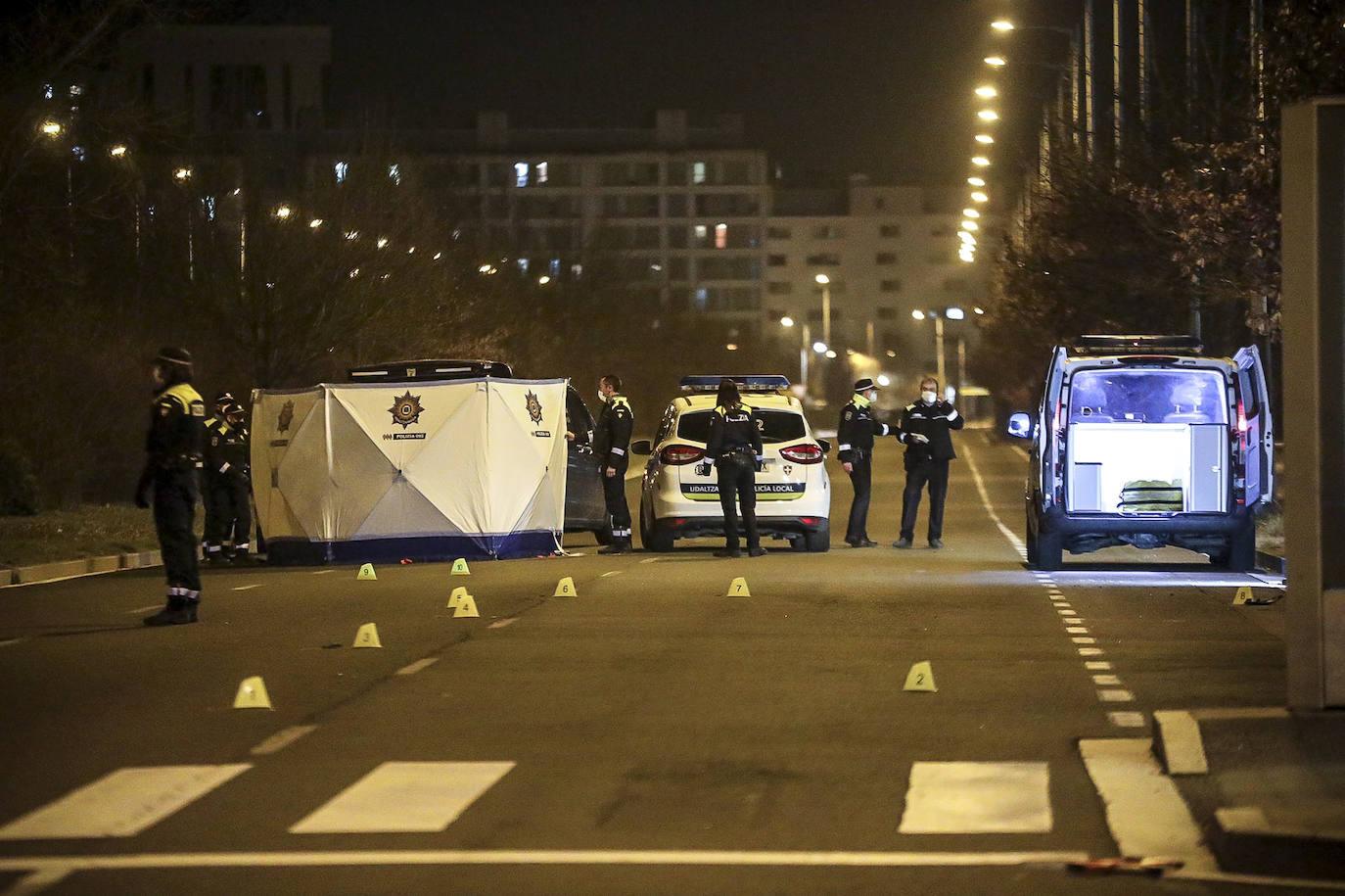 La sección de atestados recaban datos en el lugar del trágico siniestro. 