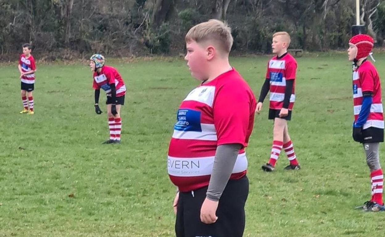 Alfie en un partido con sus amigos.