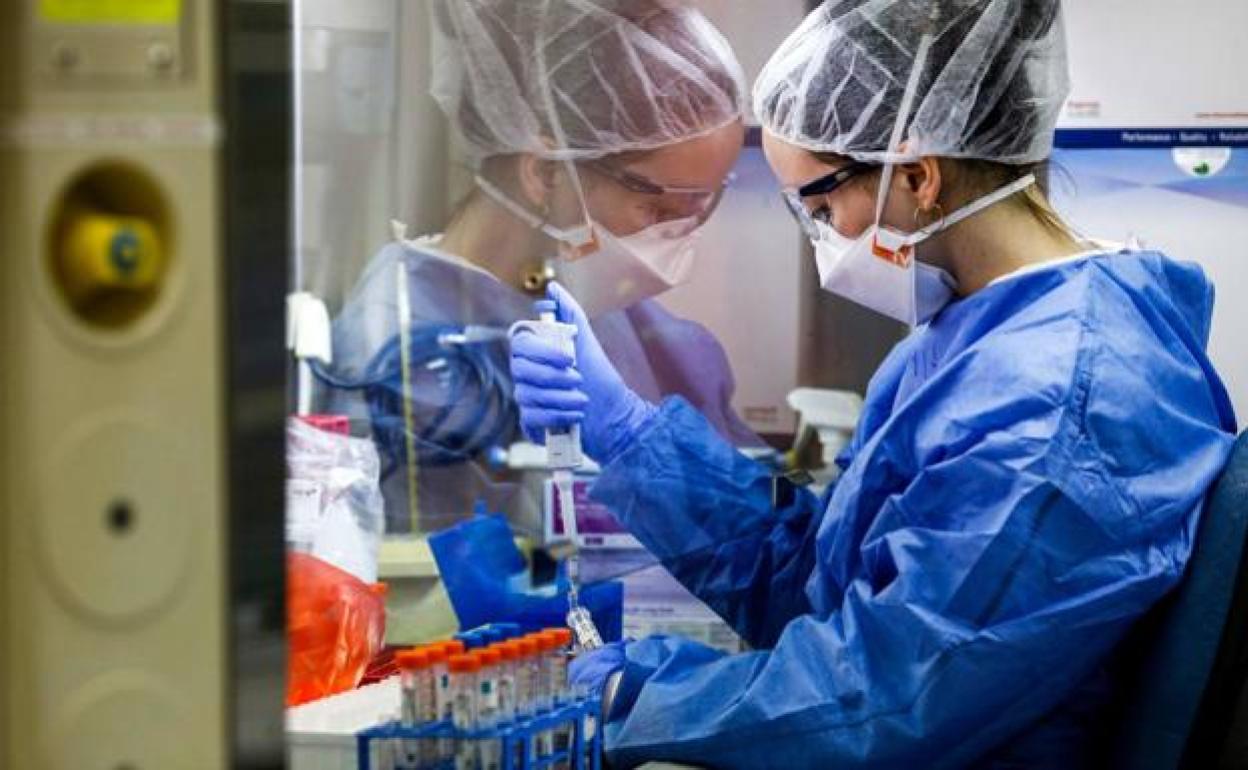 La mitad de los contagios por ómicron se producen antes de mostrar síntomas