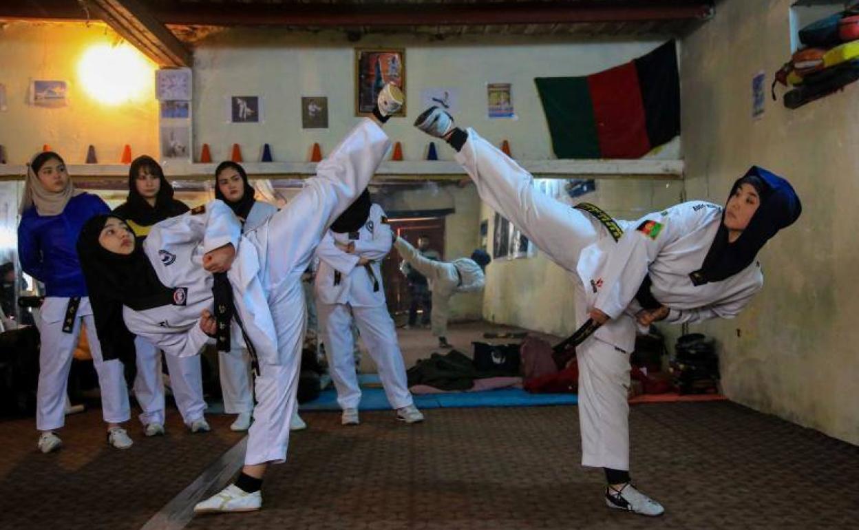 Dos integrantes del equipo afgano de taekwondo ejercitándose en algún lugar de Kabul. 