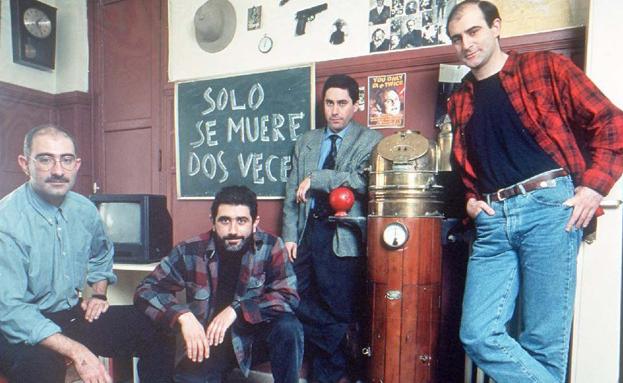 Esteban Ibarretxe, a la derecha, junto a Javier y Josemi Ibarretxe y el productor Eduardo Carneros.