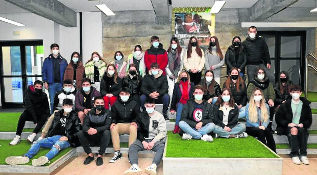 Los participantes de El Regato durante la visita de Amaia del Campo. 