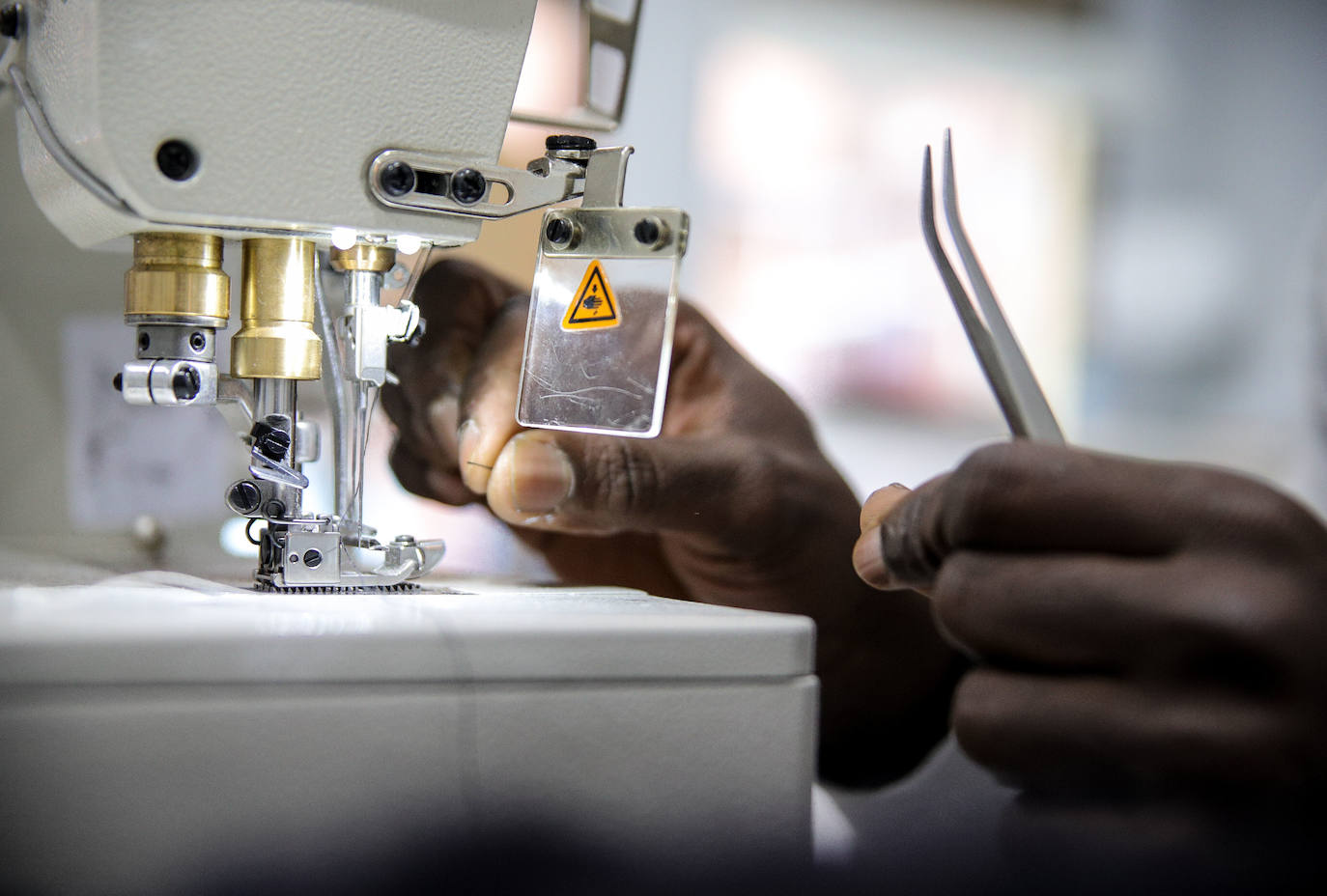 Fotos: El sueño de Saidou, el diseñador de moda que ha abierto una tienda-taller en Santutxu