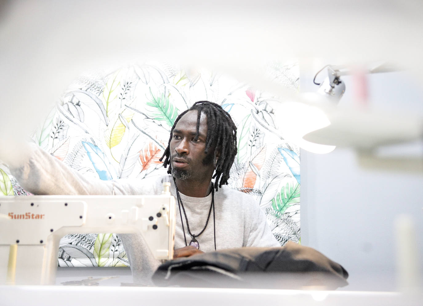 Fotos: El sueño de Saidou, el diseñador de moda que ha abierto una tienda-taller en Santutxu