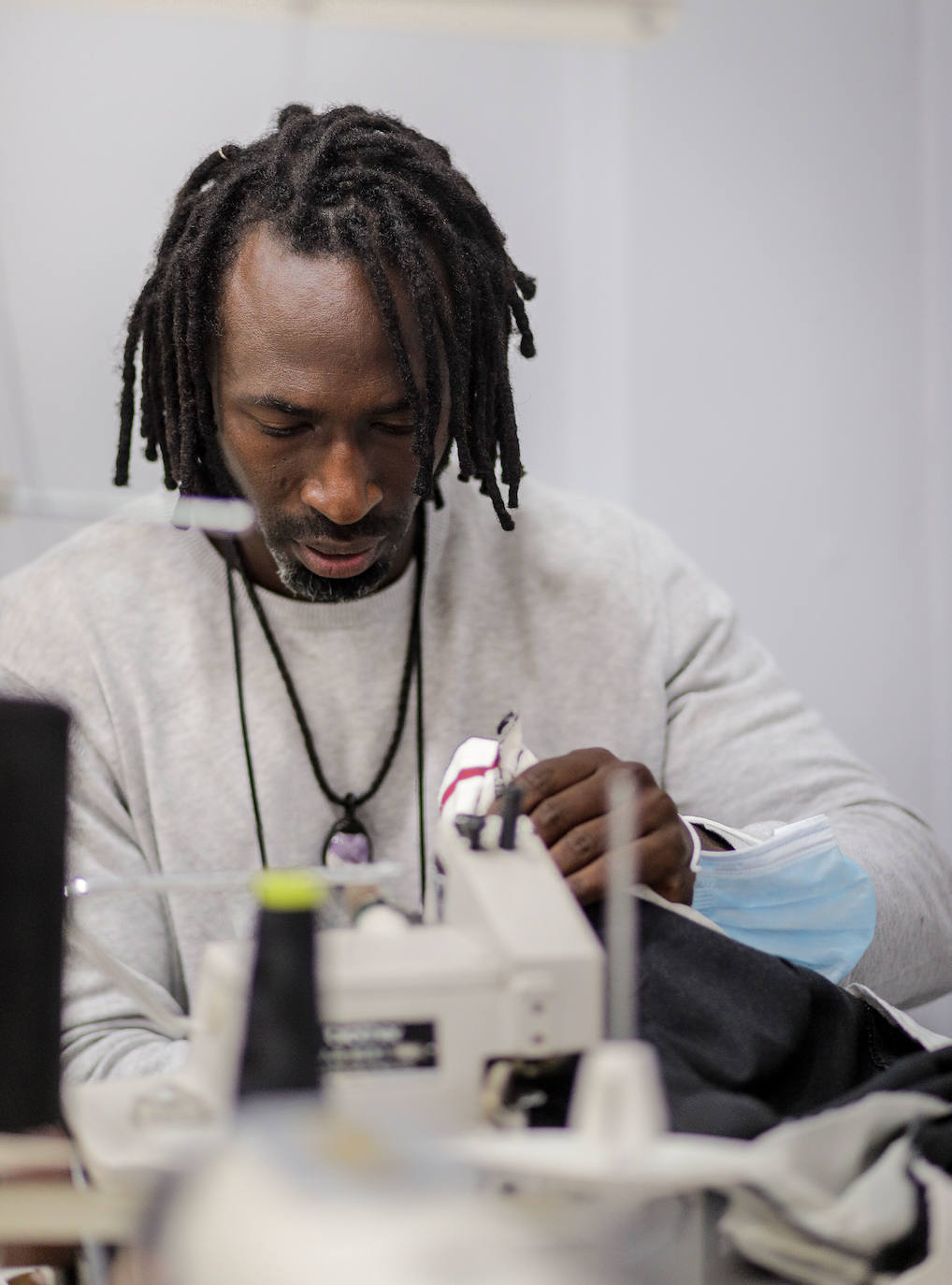 Fotos: El sueño de Saidou, el diseñador de moda que ha abierto una tienda-taller en Santutxu