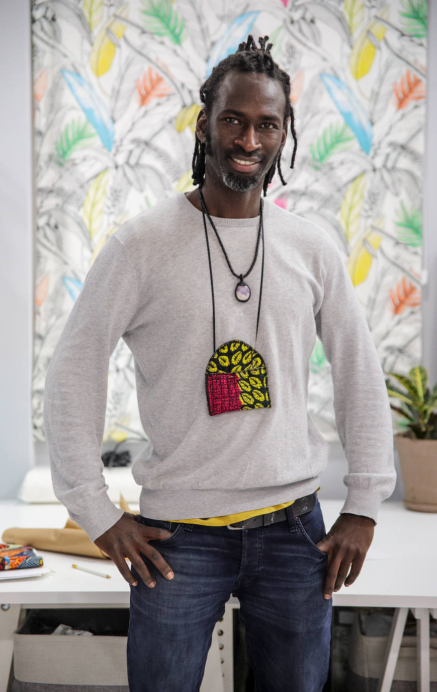 Fotos: El sueño de Saidou, el diseñador de moda que ha abierto una tienda-taller en Santutxu