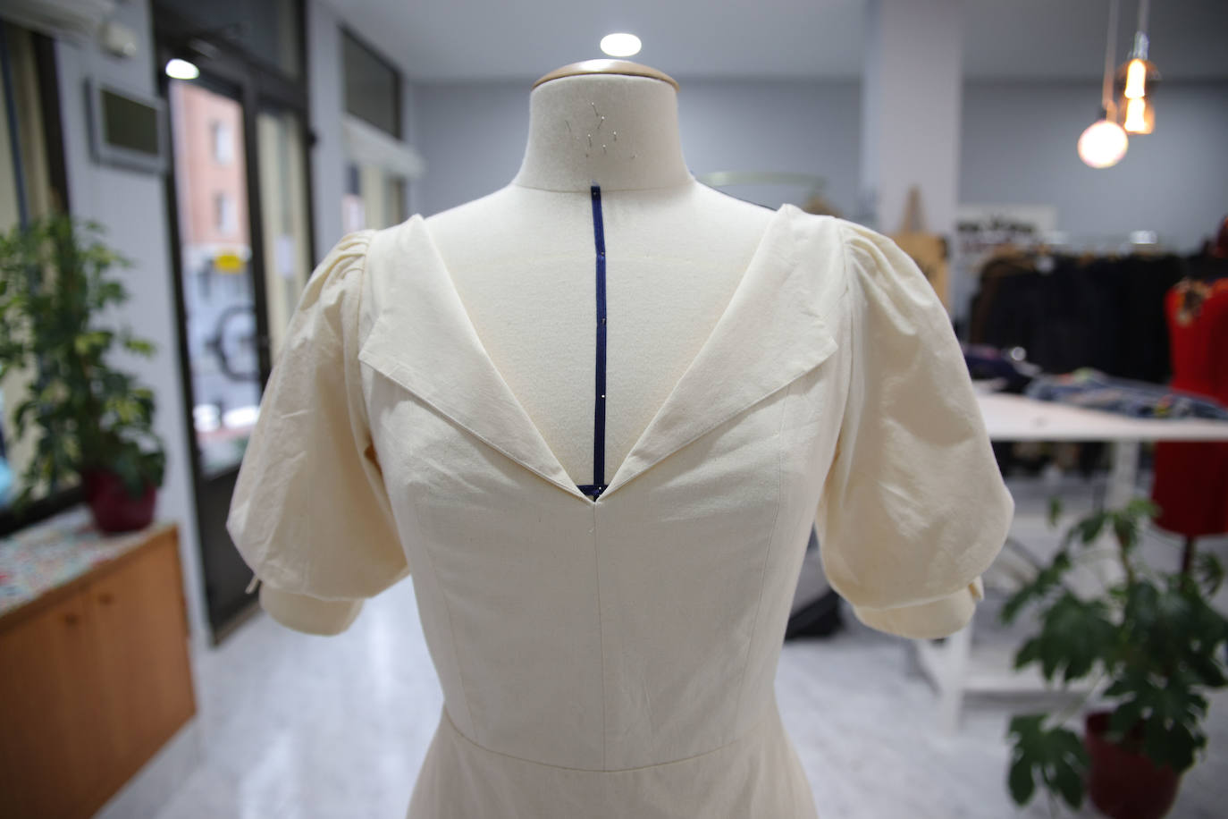 Fotos: El sueño de Saidou, el diseñador de moda que ha abierto una tienda-taller en Santutxu