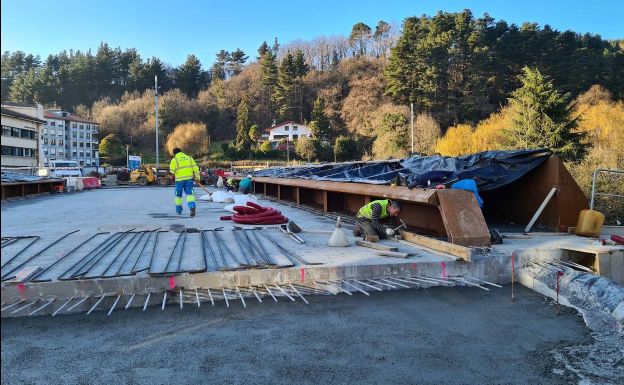 El puente de Villosa seguirá en obras hasta el mes de abril. 
