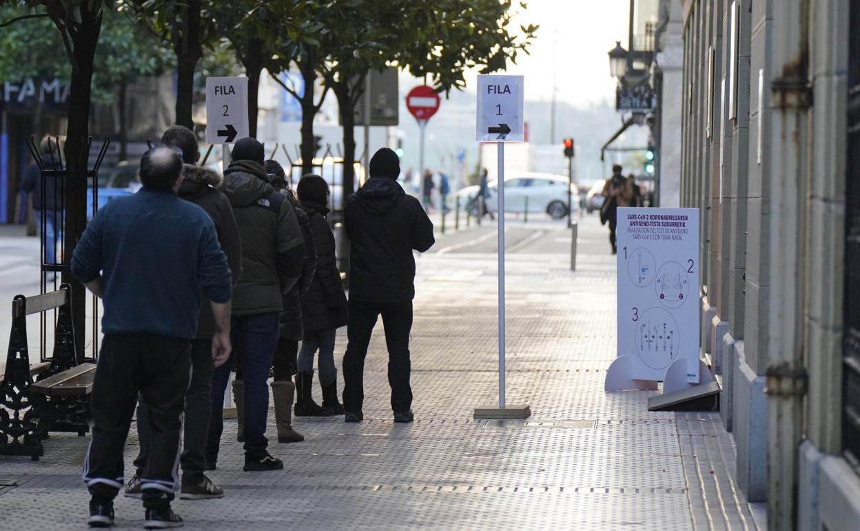 El tapón en la gestión de las bajas por Covid en Euskadi acumula retrasos de más de 15 días