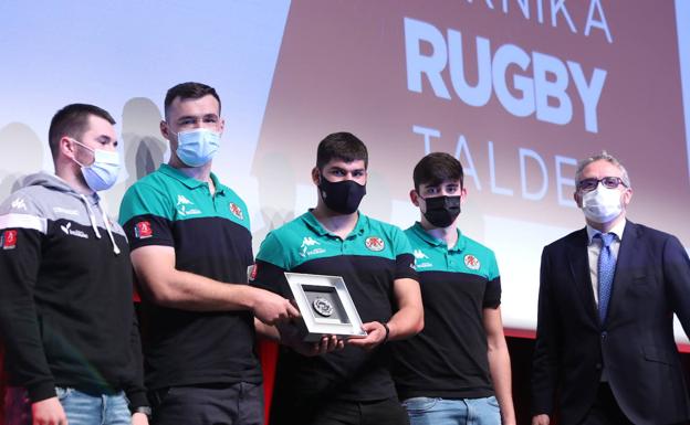 Íñigo Barrenechea, director general de EL CORREO, dio el premio a los jugadores del Gernika.