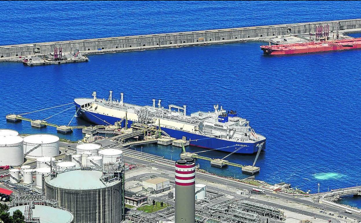 Descarga en las instalaciones de Bahía Bizkaia Gas, en el Puerto de Bilbao. De los 49 metaneros que llegaron el año pasado, 19 procedían de Rusia. 