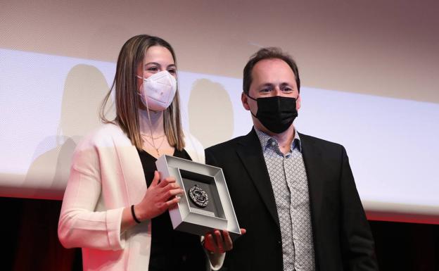 La jugadora del Lointek Marta Alberdi y Antonio Santos, jefe de Área de EL CORREO.