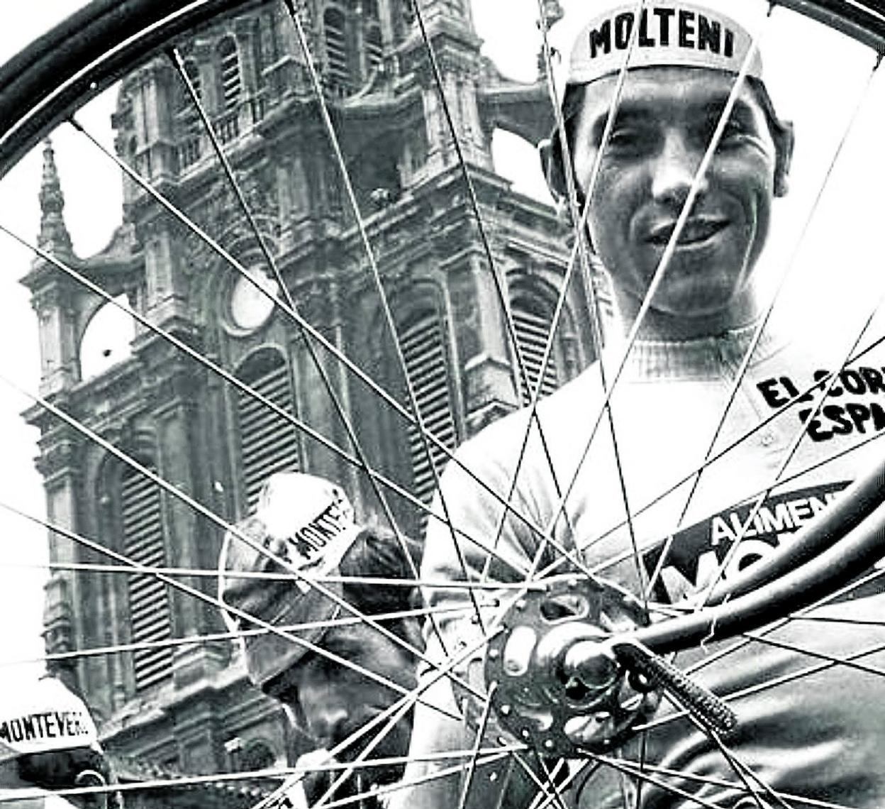 Eddy Merckx posa con el maillot amarillo de la Vuelta de 1973 junto a la Basílica de Begoña, escenario de la llegada del Tour a Bilbao. 