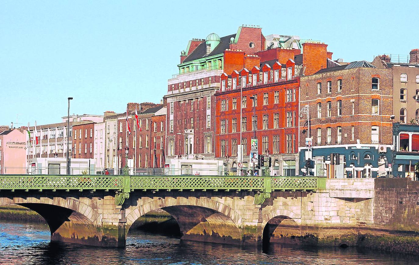 Puente Grattan, sobre el río Liffey, en Dublín.