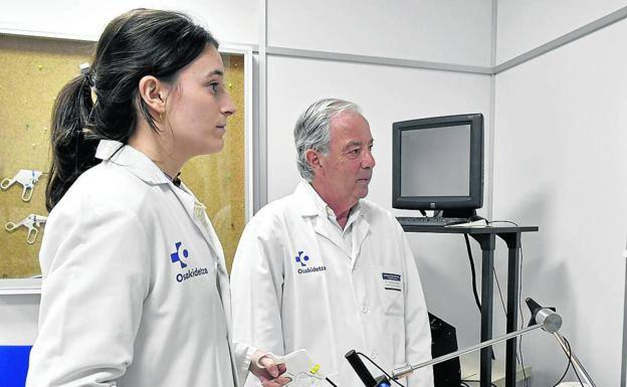 Una estudiante de Medicina de la UPV/EHU realiza unas prácticas justo antes del estallido de la pandemia. 