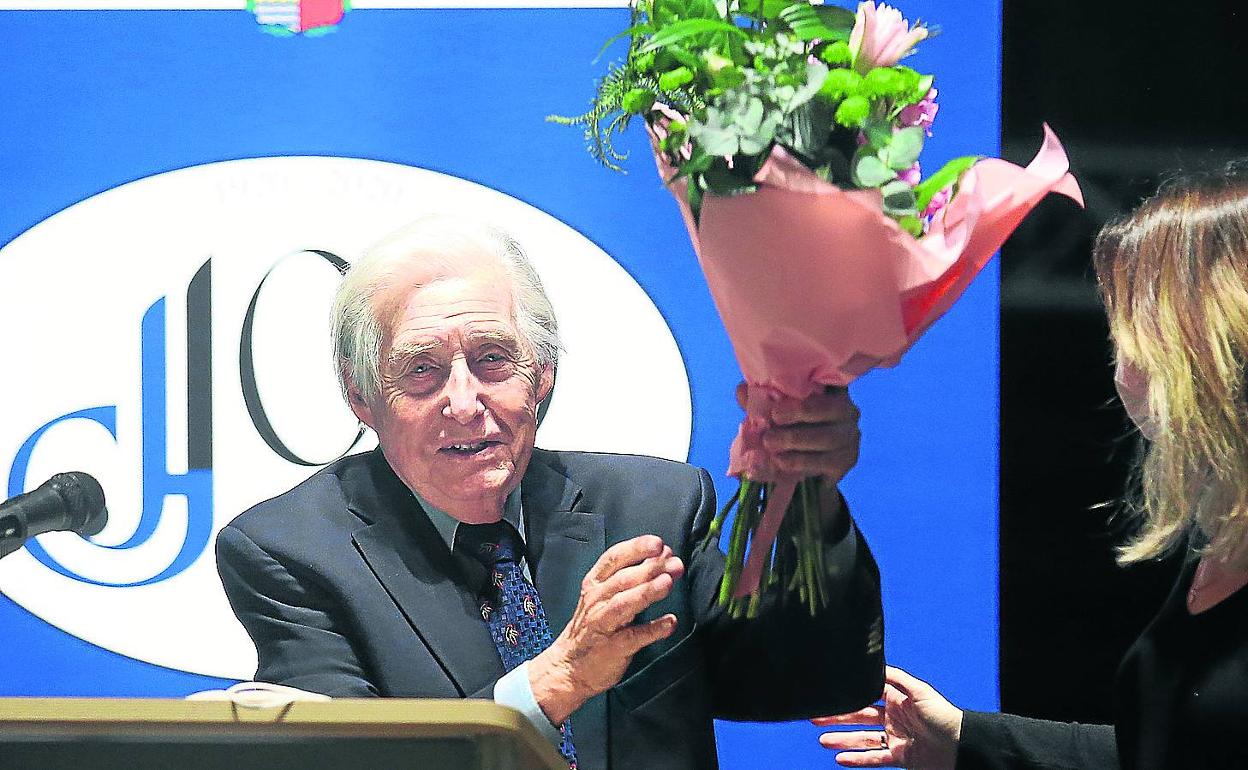 El pianista Joaquín Achúcarro recibió un ramo de flores tras su actuación. 