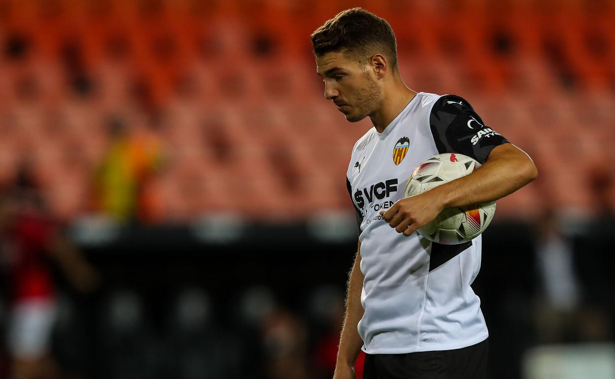 El delantero Manu Vallejo sujeta un balón en un encuentro con el Valencia. 