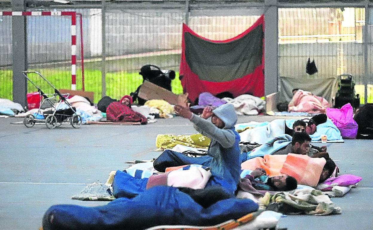 Algunas de las personas que han pernoctado en las canchas. 