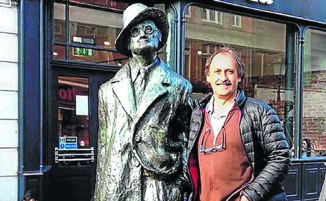 Joxe Mari Iturralde, Joyceren estatuarekin Irlandako hiriburuan.