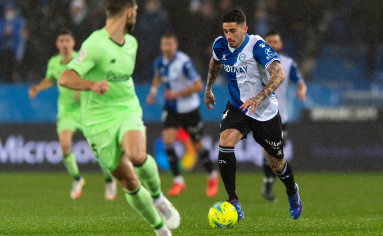 Miguel, titular en los dos primeros partidos de Mendilibar, conduce el balón durante el choque frente al Athletic. 