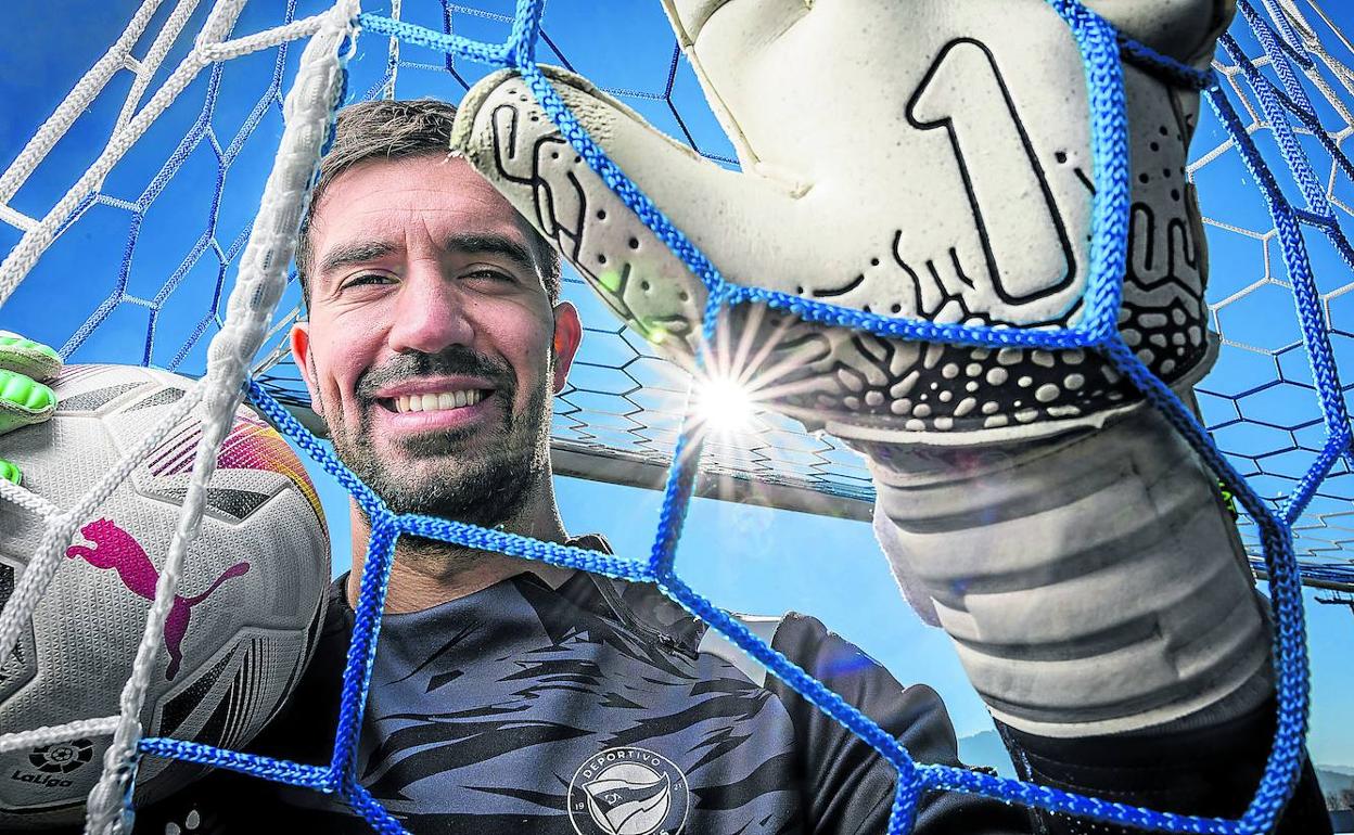 Fernando Pacheco posa en la red de una portería en Ibaia. 