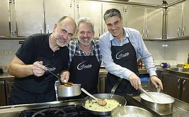 Fernando Gonzalo-Bilbao, Roberto Nicolás y Alfonso Martínez prepararon el bacalao de Giraldo y los garbanzos de Garlan en dos timbales y los alternaron entre capas con sabrosas cremas.