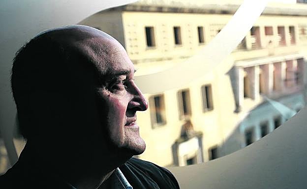 Ortuzar posa en su despacho de la última planta de la sede que el PNV tiene en el centro de Bilbao. 