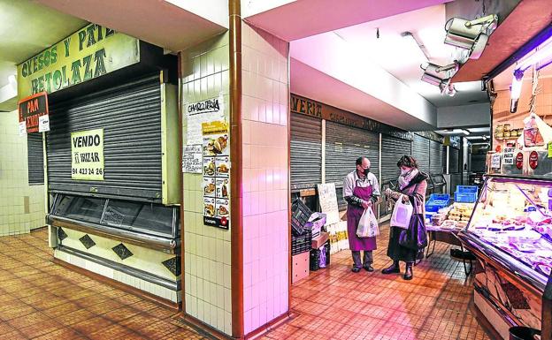 Imagen principal - Sin relevo generacional. La galería emplazada en el antiguo Mercado Carlton llegó a contar con una veintena de vendedores, pero actualmente solo quedan tres. 'El último mohicano'. Iñigo Gamir, propietario de la librería Intomar, es el único comerciante que trabaja en la galería de Zabalburu. Asegura que nunca ha tenido ningún problema. .Entre Ercilla y Pozas. Los carteles de 'Se alquila' y 'Se vende' son numerosos en la Galería Isalo. Gran parte de los locales comerciales se encuentran desocupados. 