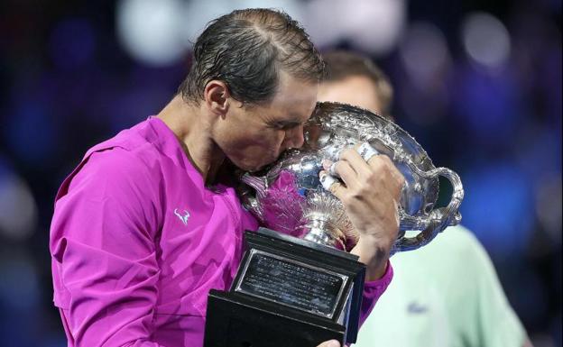 Nadal besa el trofeo del Abierto de Australia. 