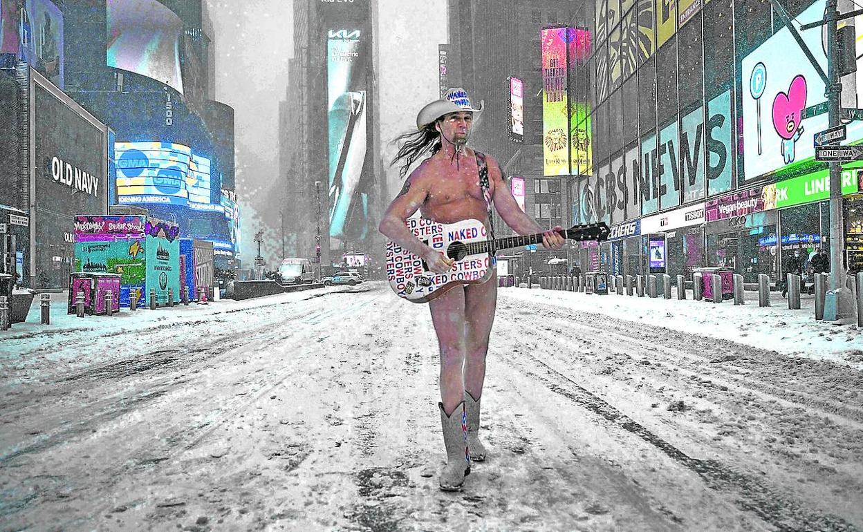 El vaquero de Times Square no se amilana por el temporal 