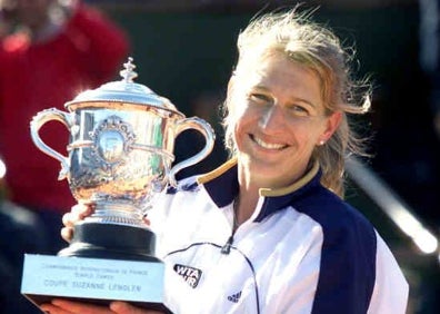 Imagen secundaria 1 - Arriba, Serena Williams con el US Open en 2012. Sobre estas líneas, Steffi Graf en 1999 tras ganar Roland Garros, y ambas juntas ese mismo año en Indian Wells, tras la victoria de la estadounidense. 