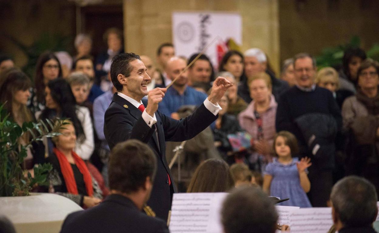 Jesús Urrutia marca el compás a los componentes de la Asociación Banda de Música de Haro durante el concierto que ofrecieron años atrás en el claustro del Hotel Los Agustinos. 
