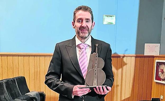 El compositor, con la estatuilla realizada por Francesc Crespo. 