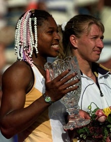 Imagen secundaria 2 - Arriba, Serena Williams con el US Open en 2012. Sobre estas líneas, Steffi Graf en 1999 tras ganar Roland Garros, y ambas juntas ese mismo año en Indian Wells, tras la victoria de la estadounidense. 