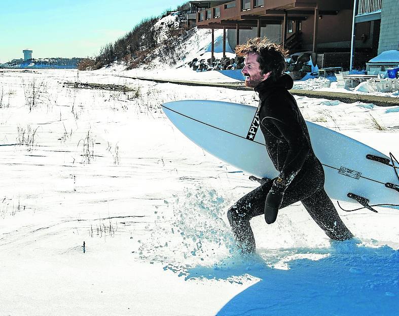 Un surfista en Winthrop, Massachusetts. 