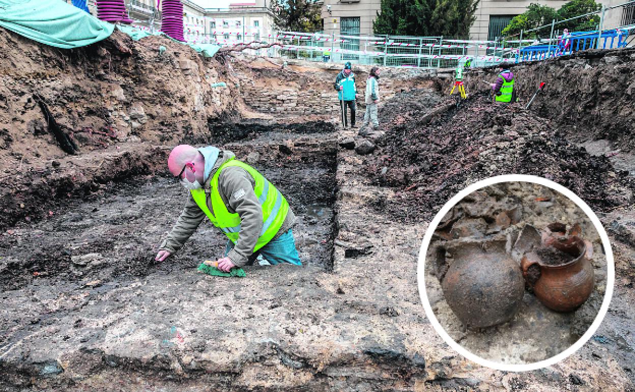 Los arqueólogos trabajan en los restos del hospital. En detalle, algunas de las cerámicas aparecidas en el lugar. 