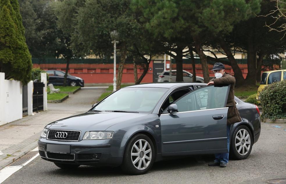 Julio A. junto al vehículo sustraído y recuperado, una vez reparados los desperfectos.