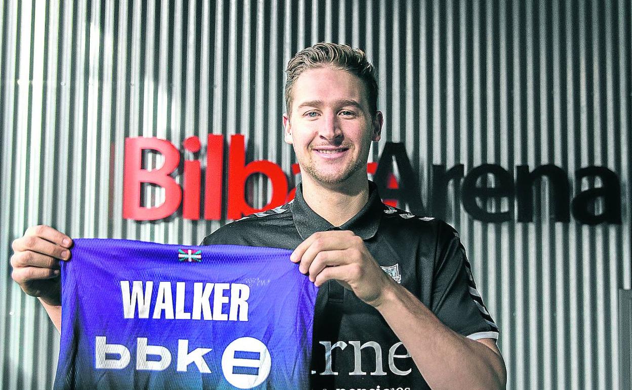 David Walker fue presentado ayer como nuevo hombre de negro en el Bilbao Arena. 