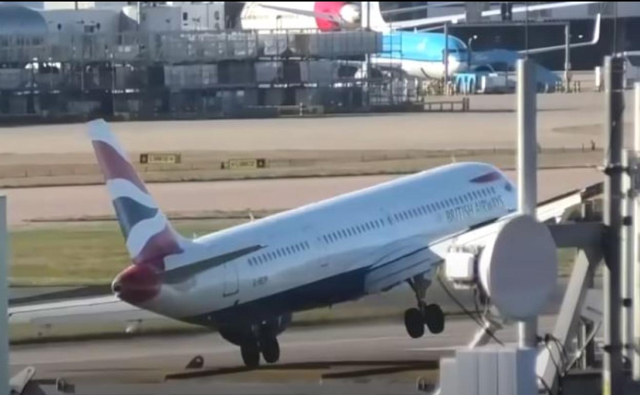La pericia de un piloto salva a última hora a un avión en un peligroso aterrizaje