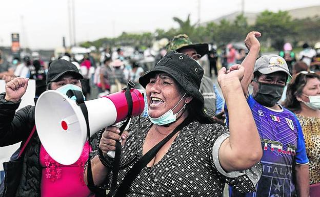 Protestas ciudadanas ante la refinería donde se produjo el vertido. 