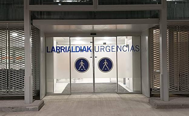 Puerta de acceso a las nuevas urgencias del HUA.