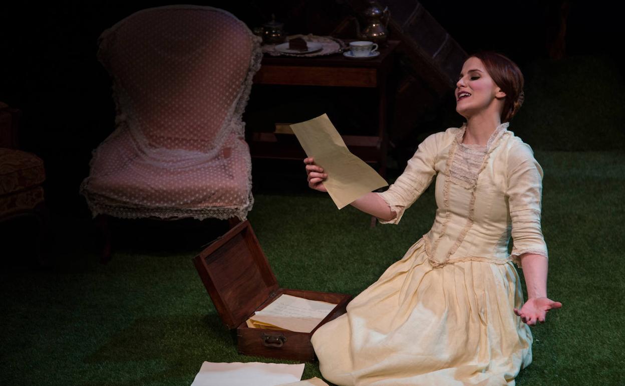 María Pastor interpreta a Emily Dickinson, rodeada de las cosas que más le gustaban. 