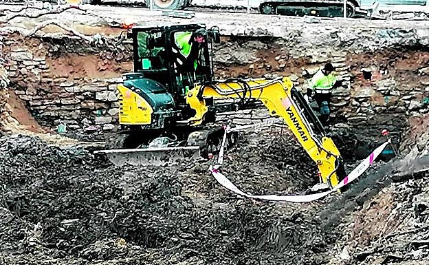 Las excavadoras perforan para construir las zapatas de hormigón del aparcabicis. 