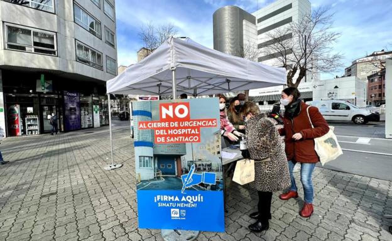 El PP alavés lleva a cabo una recogida de firmas contra el «cierre» de las Urgencias de Santiago. 