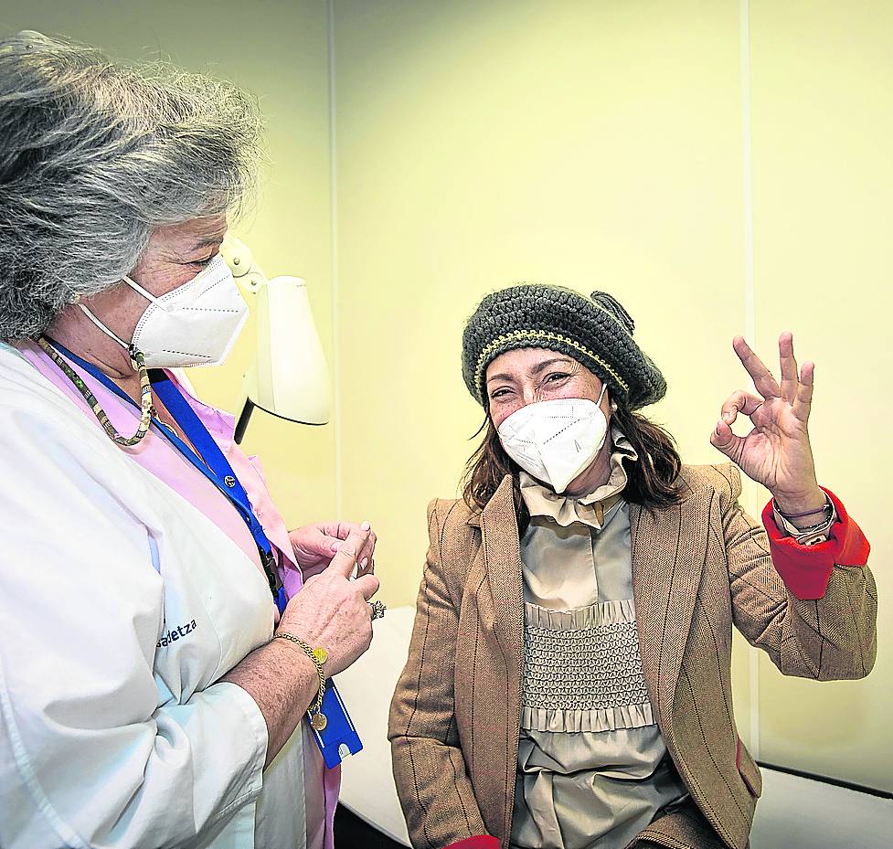 La oncóloga Isabel Bernat charla con Raquel, con un gesto de positividad. 