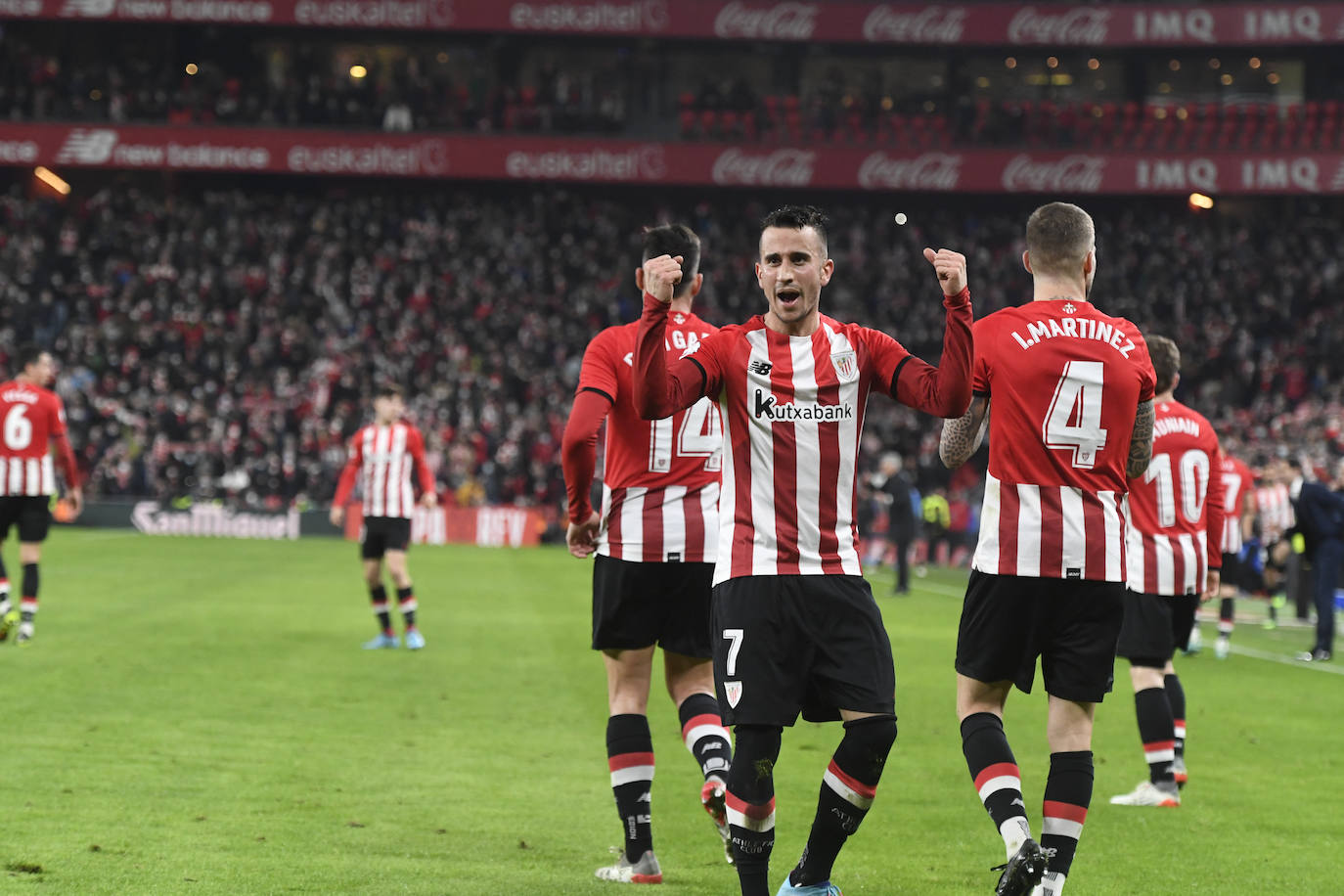 Fotos: San Mamés llevó en bolandas al Athletic